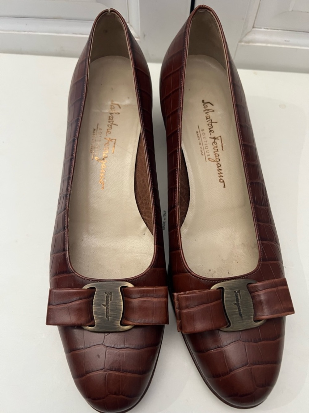Salvatore Ferragamo Cognac Brown Croc-Embossed Leather Vera Pumps Size 8.5. VGUC